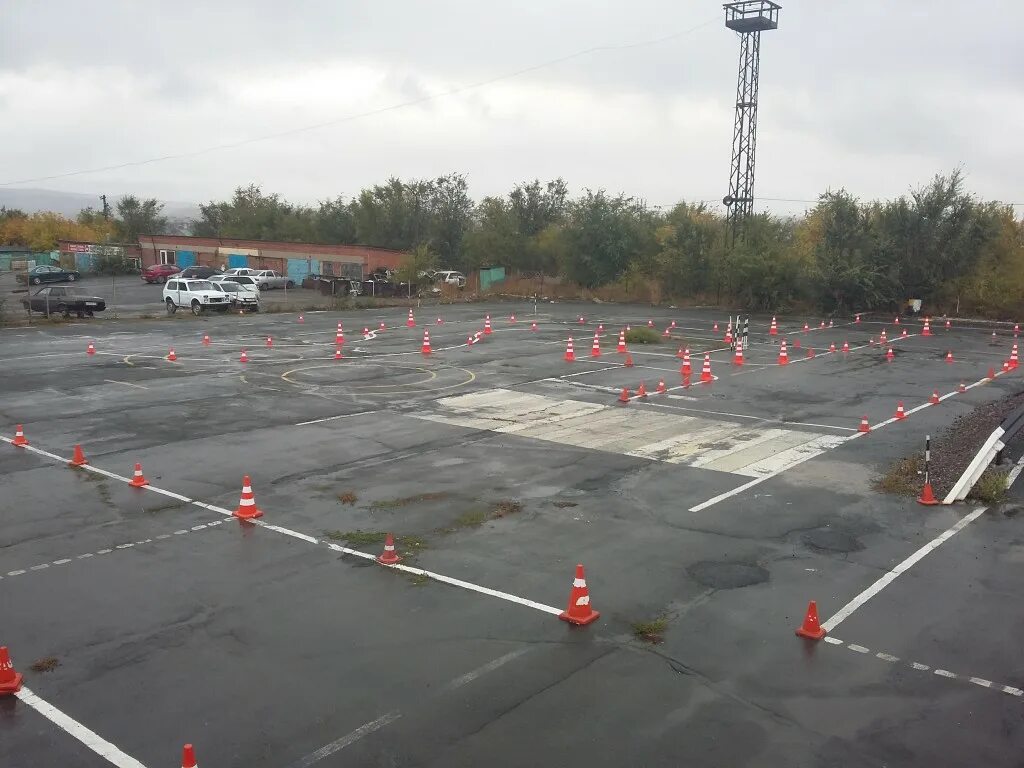 Экзамен вождение уфа. Экзамен вождение уфа. Экзамен эстакада на автодроме. Экзамен вождение уфа. Зимний автодром.