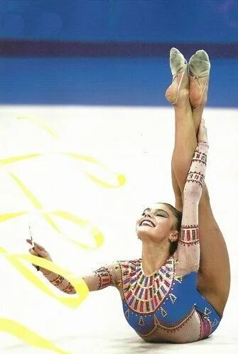 Художественная гимнастика в адина кабаева. Алина кабаева художественная гимнастика. Художественная гимнастика в адина кабаева. Капелька алины кабаевой элемент. Капелька алины кабаевой элемент.