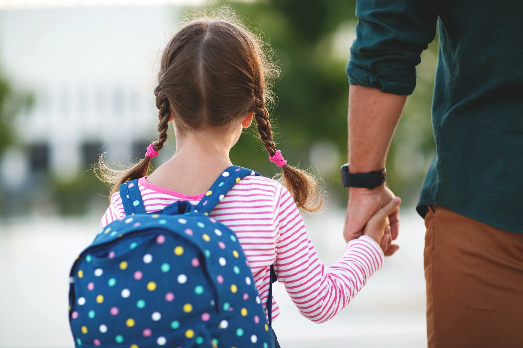 Little school children. Родители и дети. Родители первоклассников. Родители ведут ребенка. Мама провожает ребенка в школу.