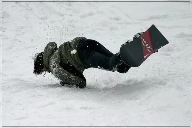 Падения сноубордистов. Человек головой в сугробе. Головой в сугроб. Сноуборд в сугробе. Головой в снег ногами