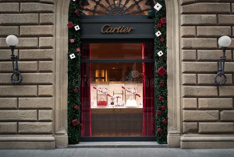 Витрина Картье. Витрина Cartier. Cartier вывеска. Магазин Cartier во Флоренции.