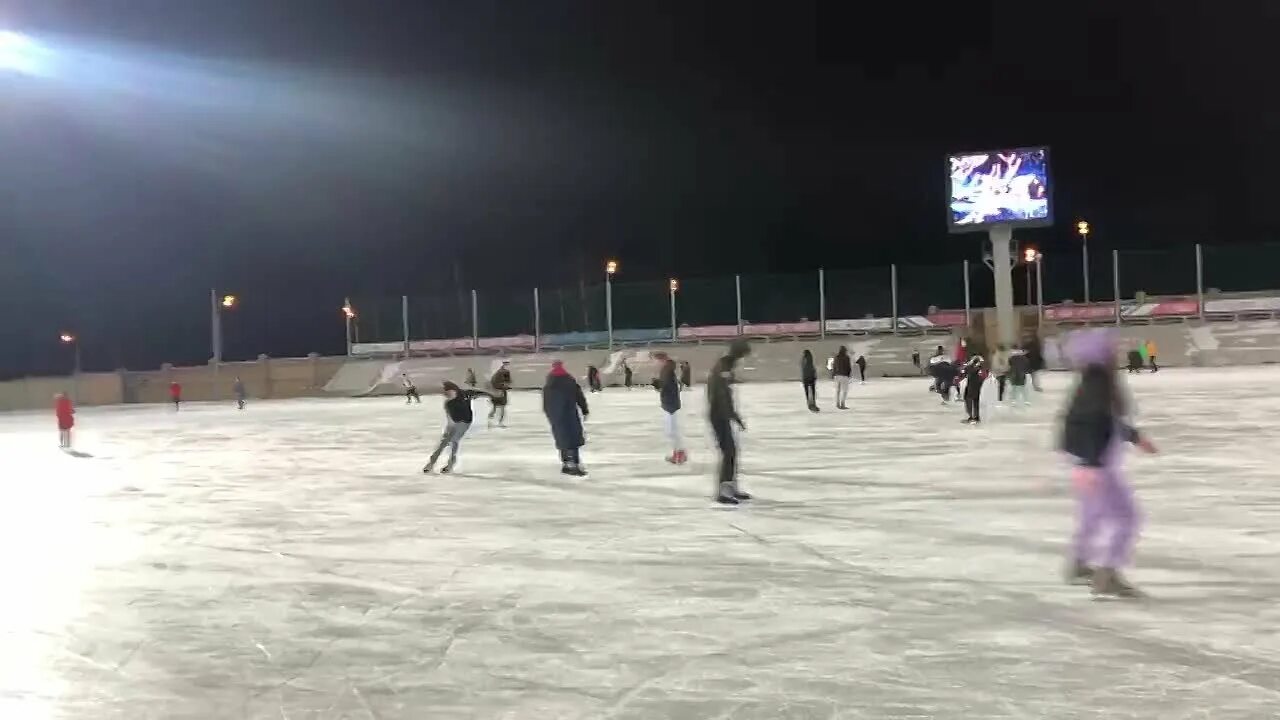 В казани закрыли катки. Трудовые резервы парк Горького Казань каток. Трудовые резервы Пермь каток. Каток парк Горького Казань. Открытый каток Нефтеюганск.