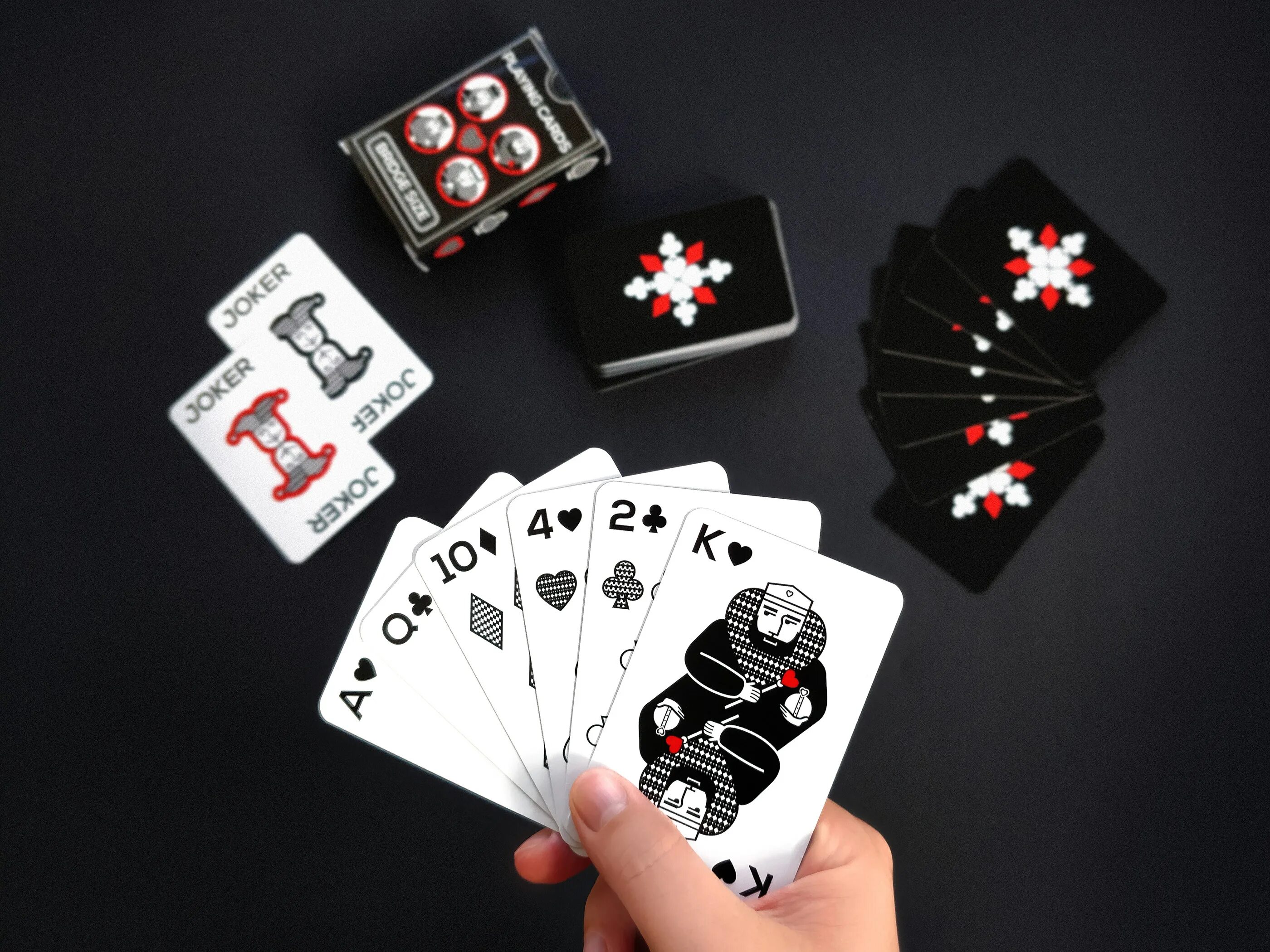 Карты на стол. Карты Покер. Джокер Покер. Крутые игровые карты. Игральные карты.