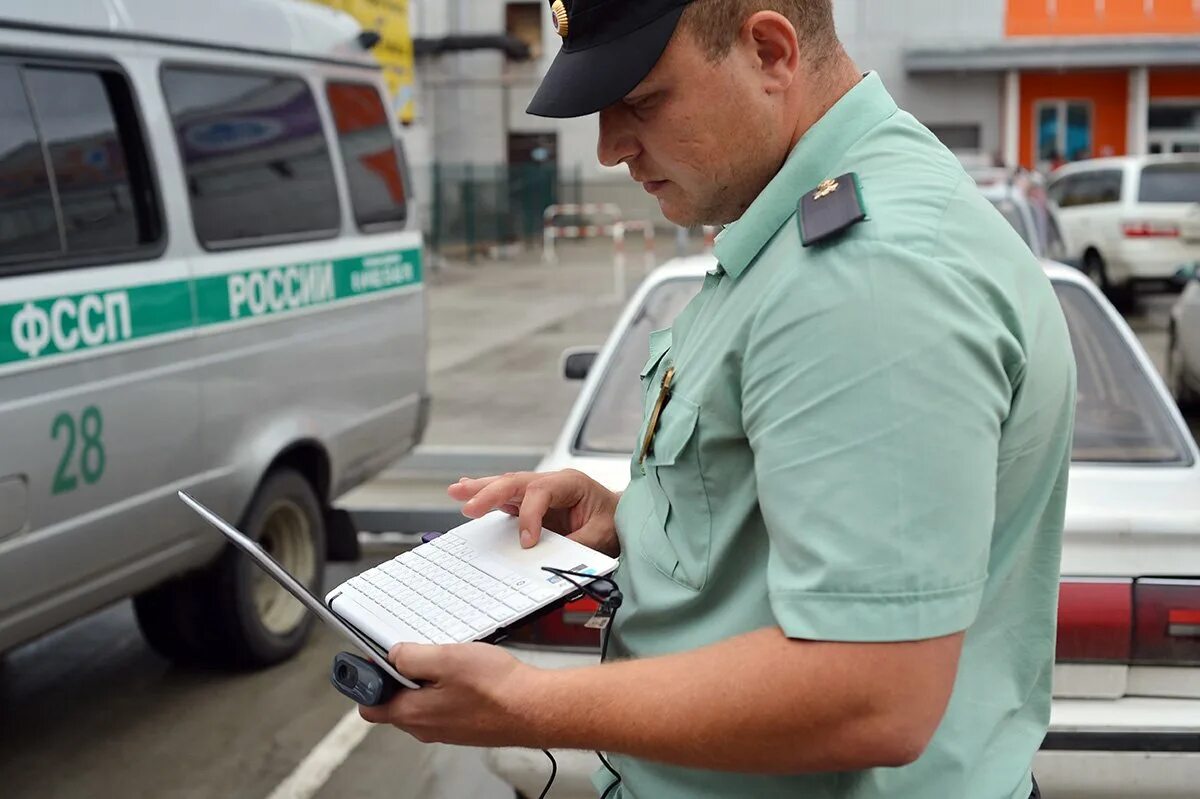 Машина в аресте у приставов можно. Судебные приставы автомобиль. Конфискация авто. Машина в аресте у приставов. Гражданин судебные приставы. Машина.