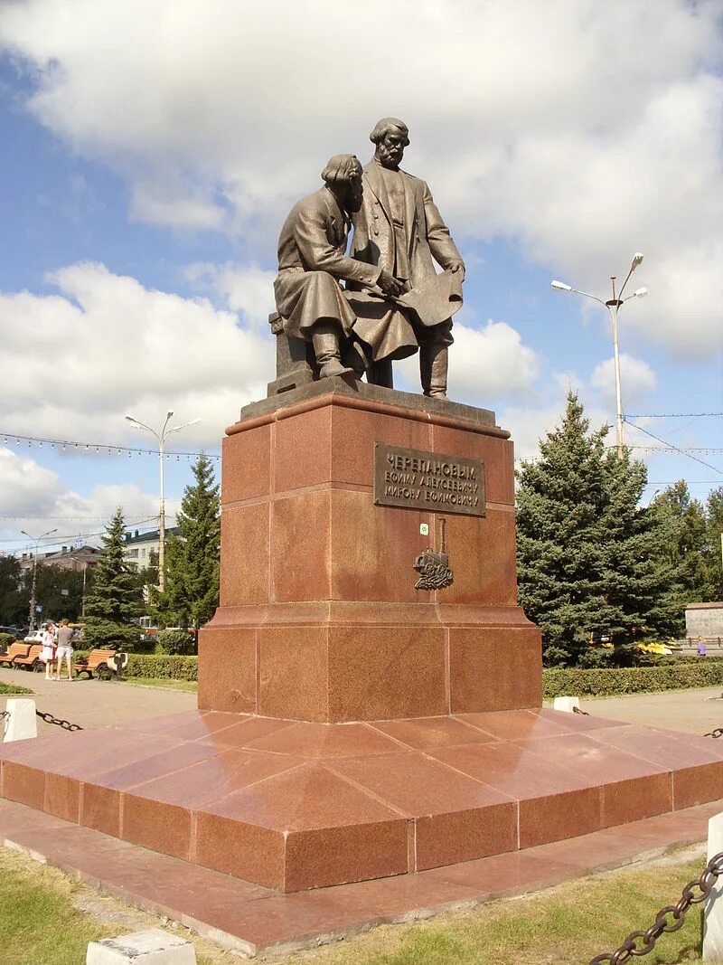 Статуи в нижнем тагиле. Черепановы памятник в нижнем тагиле. Нижний тагил памятник тагильчанам. Нижний тагил памятники архитектуры. Памятник первым комсомольцам нижнего тагила.