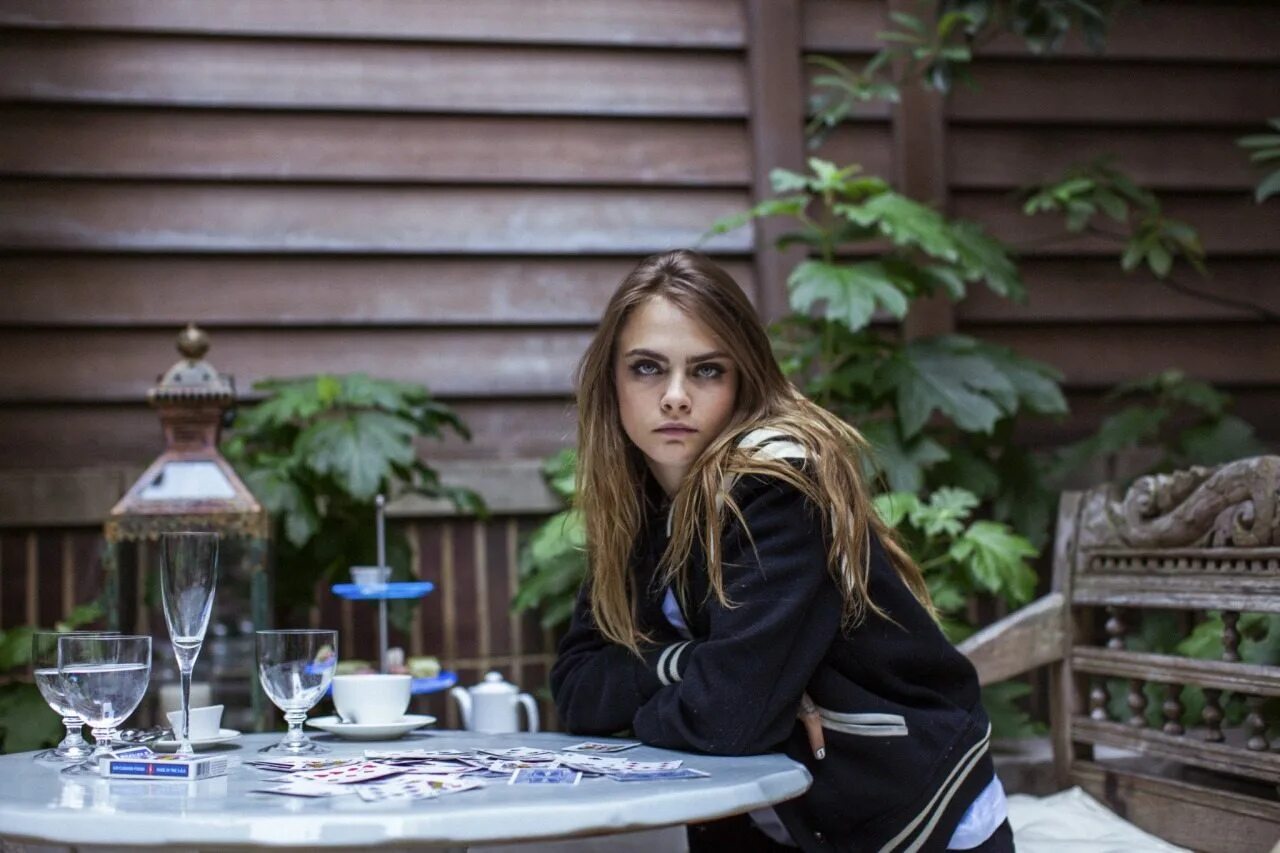 Особняк кары делевинь. Cara Delevingne New. Брат кары Делевинь.