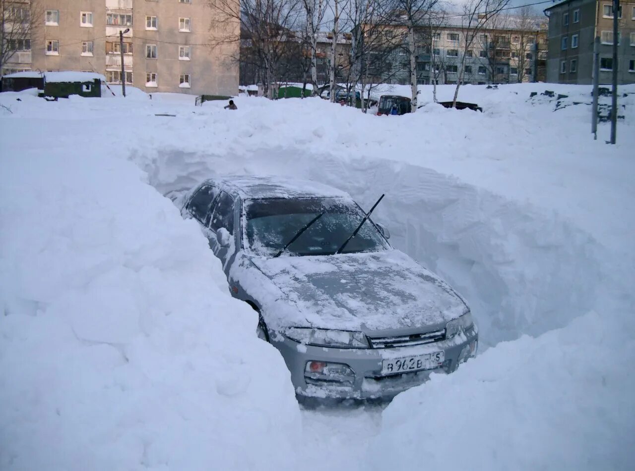 Откопала или откапала. Машину засыпало снегом. Машину занесло снегом. Машина в сугробе. Машина под снегом.