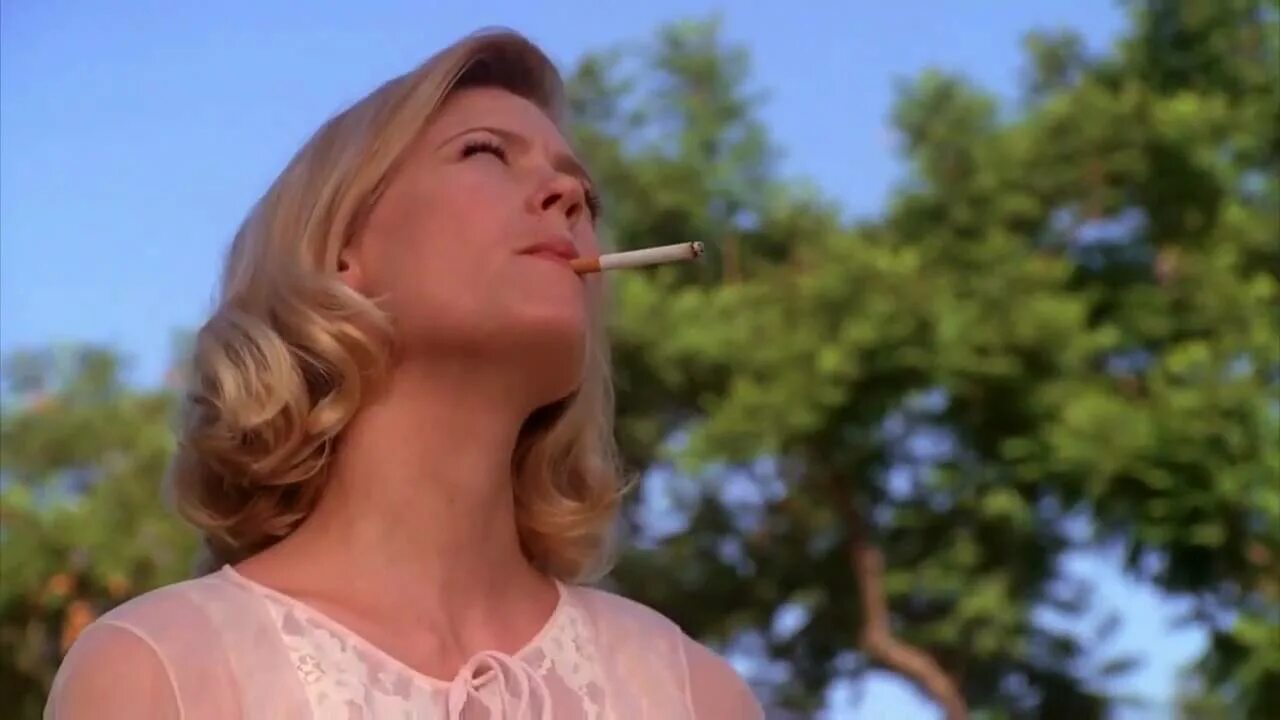 Betty jones. Дженьюари джонс бетти дрейпер. Дженьюари джонс бетти дрейпер. Betty jones live. Дженьюари джонс курит.