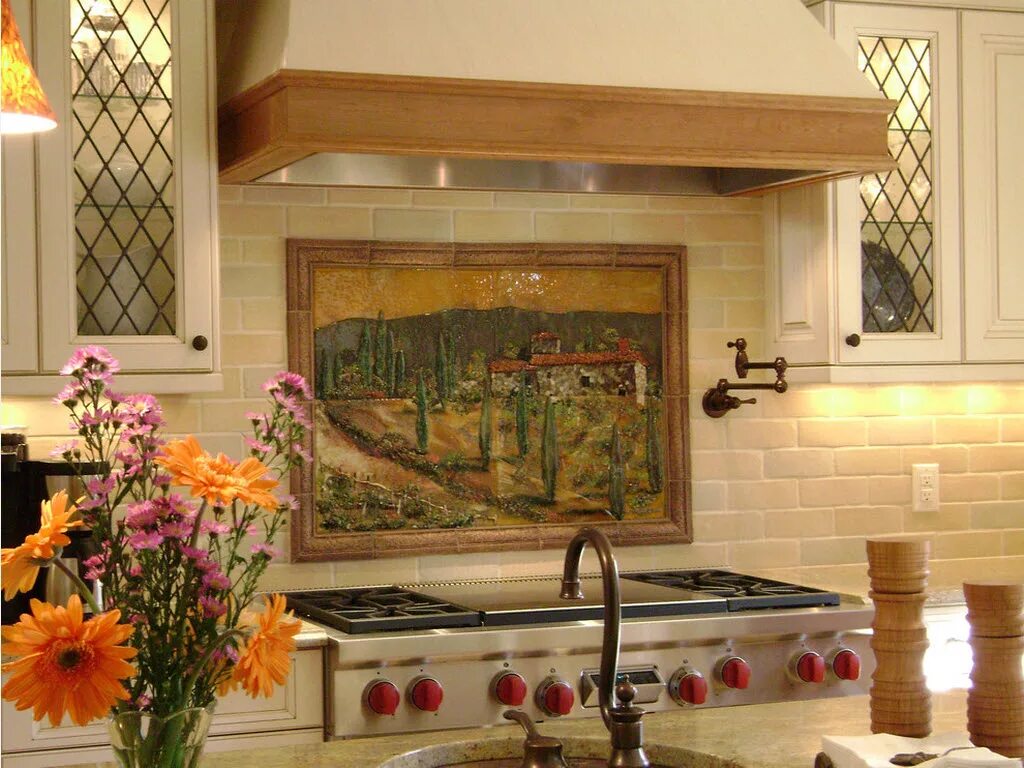 Стена над плитой. Кухни Отделанные кафелем красивые. Кухня в Тосканском стиле. Панно из плитки на кухню для фартука. Декор над плитой на кухне.