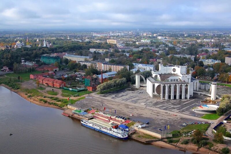 Театр Великий Новгород. Драмтеатр Великий Новгород. Новгородский драматический театр Великий Новгород. Набережная у драмтеатра Великий Новгород. Сайт театра великий новгород