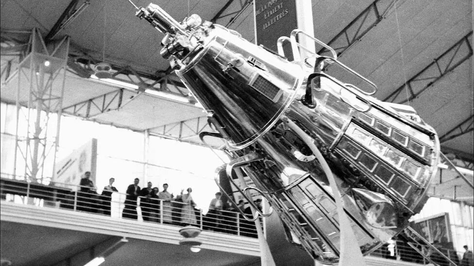 Второй искусственный спутник земли 1957. Спутник-2 искусственный спутник. 19 августа 1960 года с байконура стартовал корабль-спутник спутник-5. Катапультируемый контейнер белки и стрелки в музее космонавтики. 6.