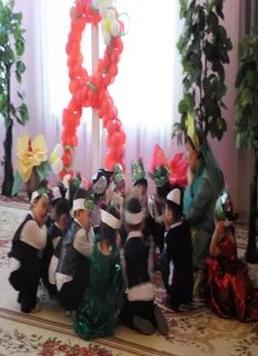 Мөлдір киімдегі жетілген әйелдер