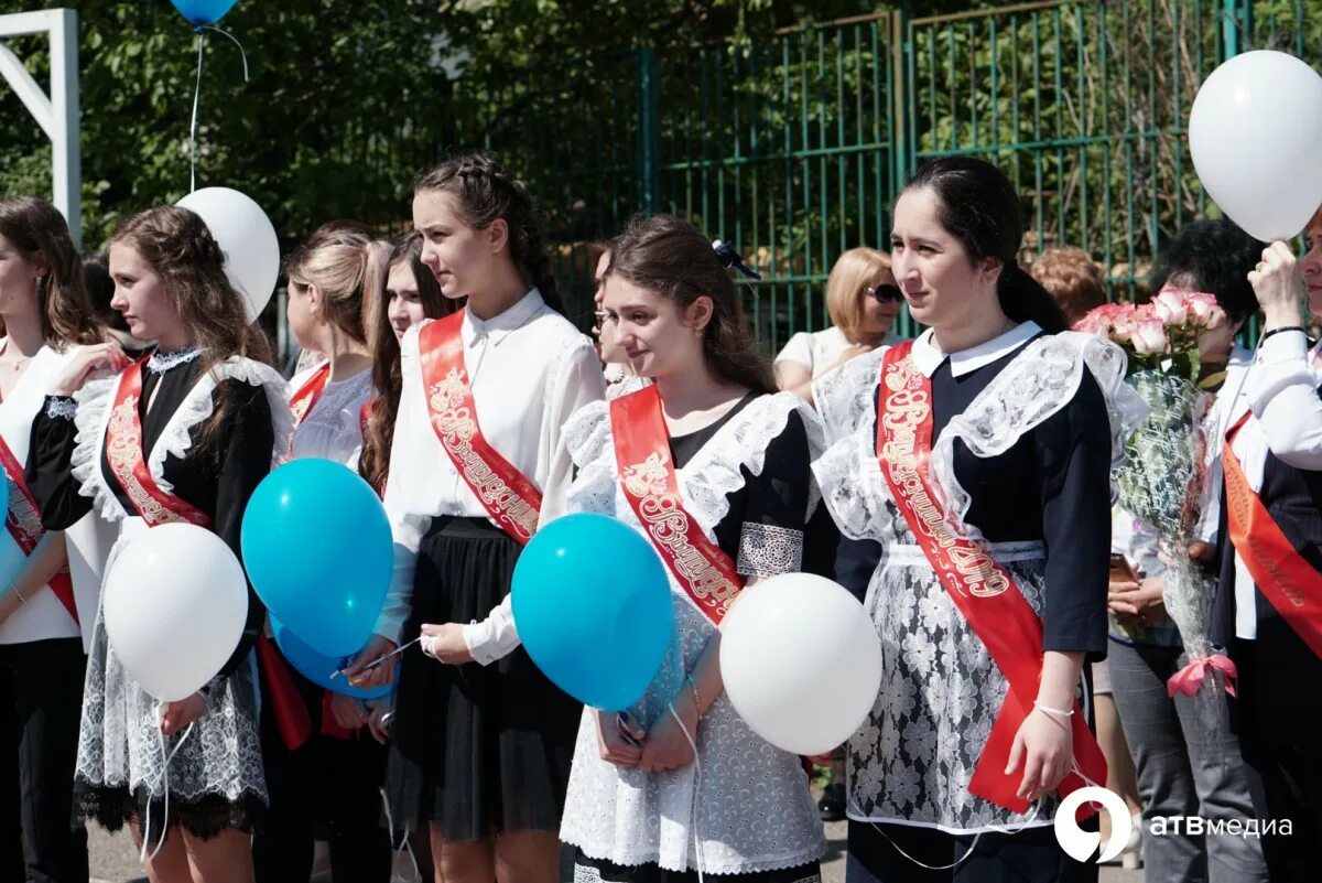 Выпускной в начальной школе. Школьные выпускницы. Образ на последний звонок 11 класс. Лента выпускника. Звонок 2000 года