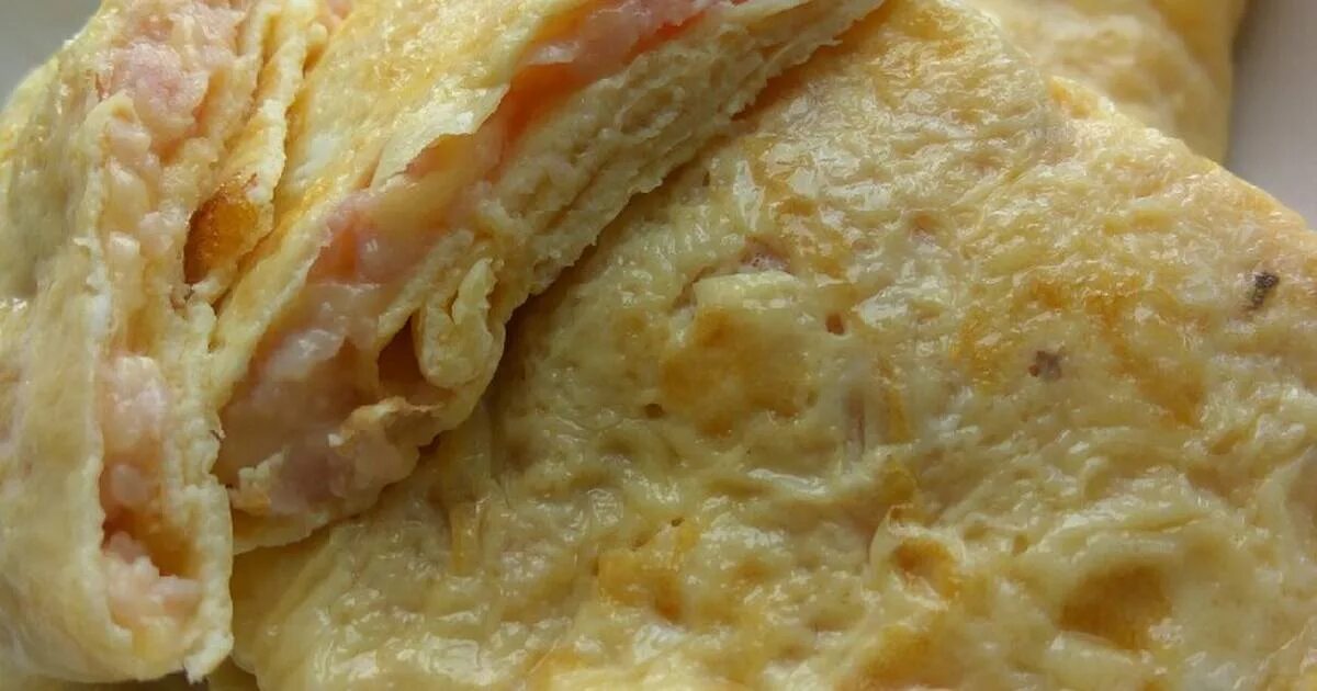 конвертики с ветчиной и сыром рецепт. слойки с ветчиной. пирог с ветчиной и сыром. лавашные конвертики. конвертики из лаваша с сыром и ветчиной.