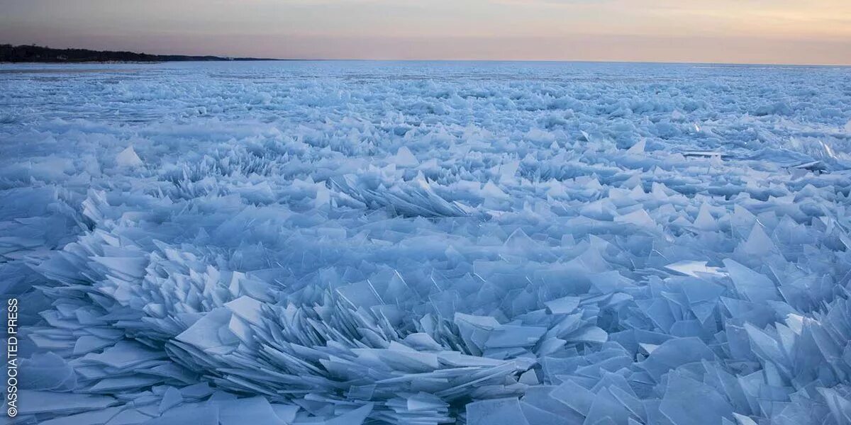 Торосы карское море. Озеро покрытое льдом. Речка покрытая льдом. Покроется льдом. Речка покрытая льдом.