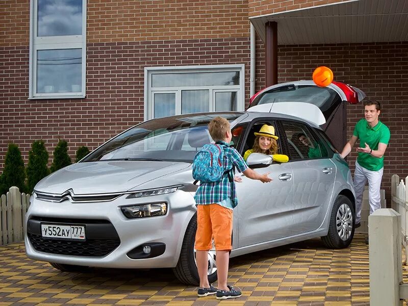 Citroen c4 Picasso 2 поколение. Семейный автомобиль. Семейная машина. Семья с автомобилем.