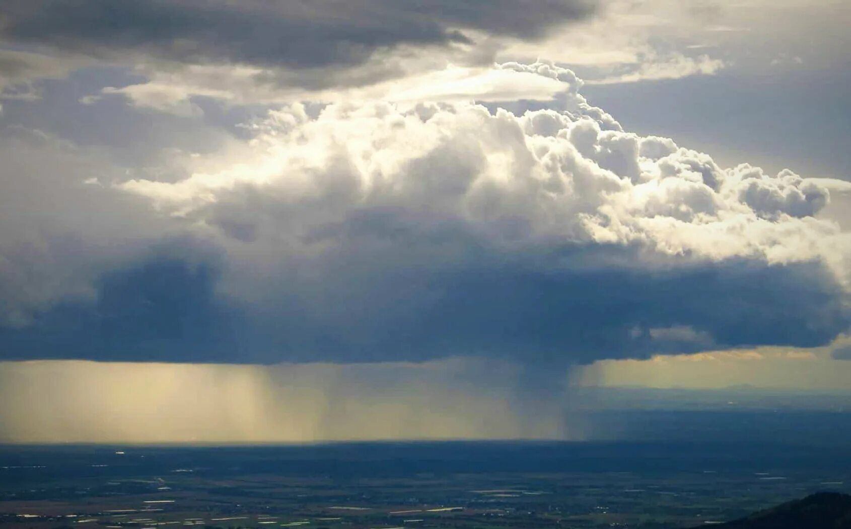 Публичное и частное облако. Грозовое небо. Туча общий. Грозовое небо. Общедоступные облака.