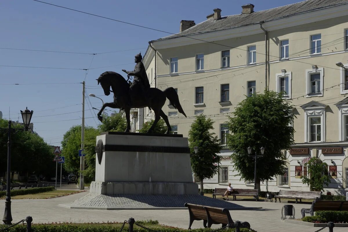 Твери недорогие. Памятник Михаилу Тверскому в Твери. Памятник Михаилу Обреновичу. Площадь Михаила Тверского Тверь. Памятник Михаилу Обреновичу памятники Белграда.