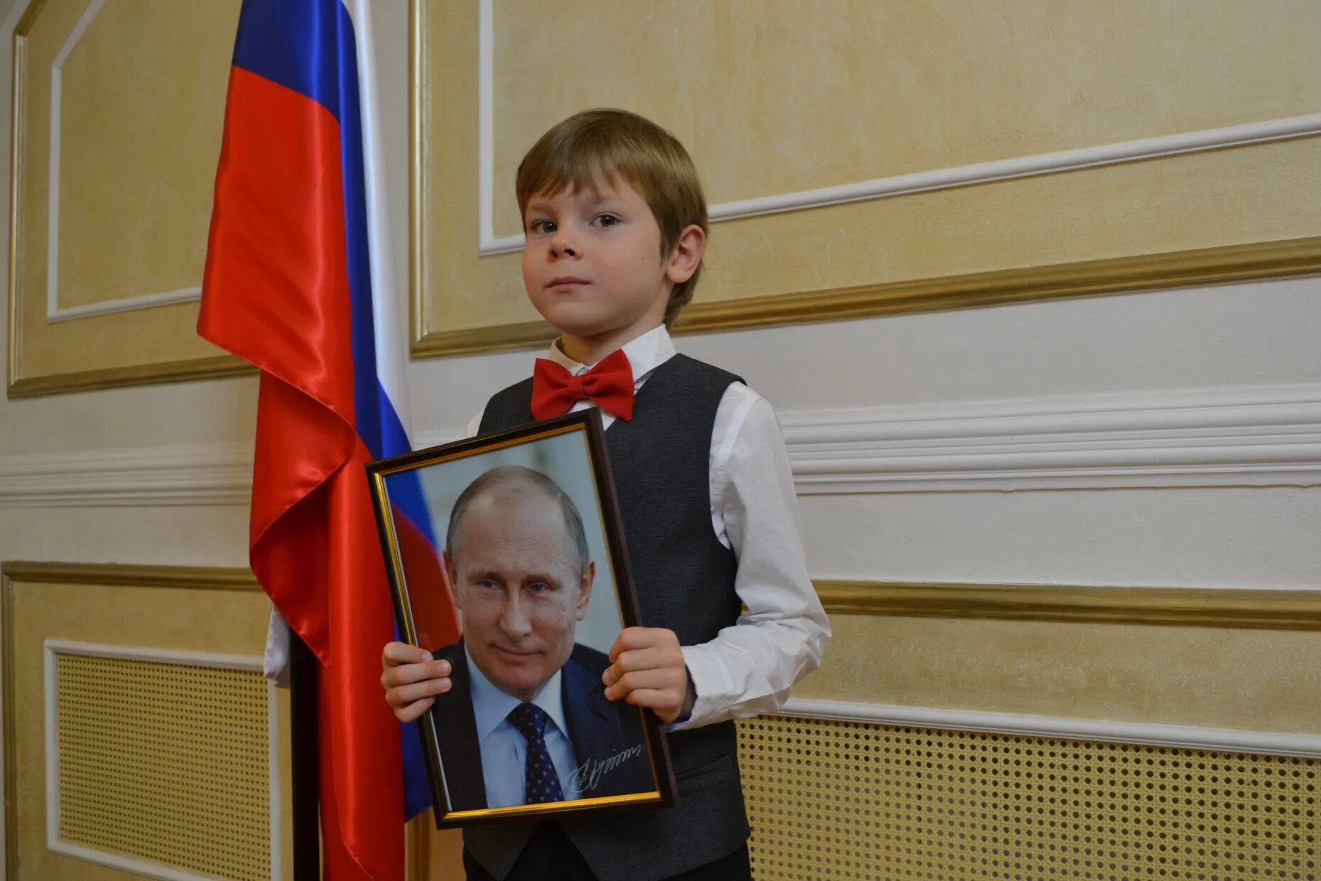 Президентские детские. Дети президента. Портрет Путина в классе. Российские ученики в школе с Путиным.