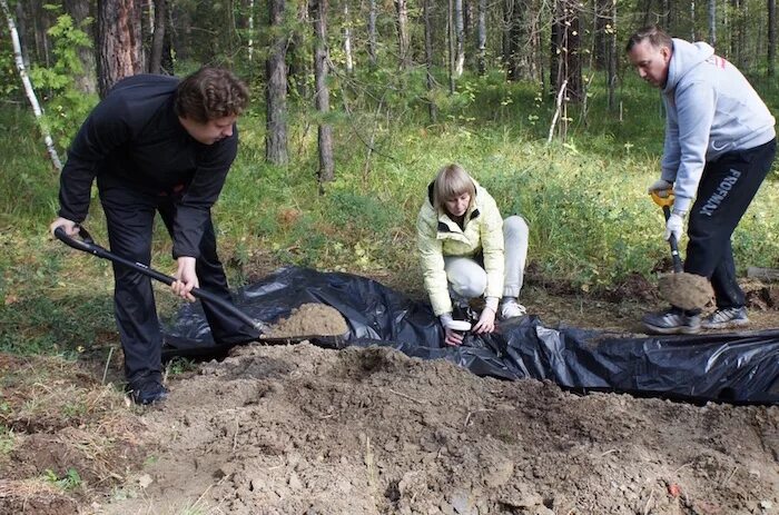 Земля потерпит. Тренинг закапывание в землю. Закапывание человека в землю. Закапывание в землю психологический тренинг.