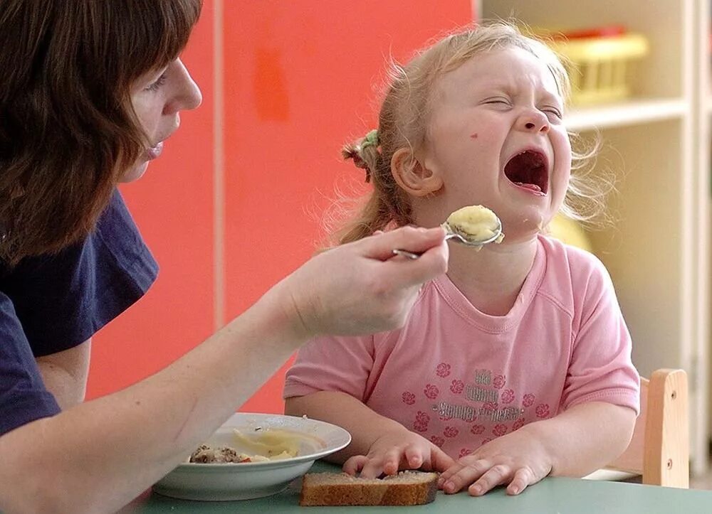 Невкусная еда в садике. Ребенок не хочет есть. Ребенок плачет в садике. Еда для детей.