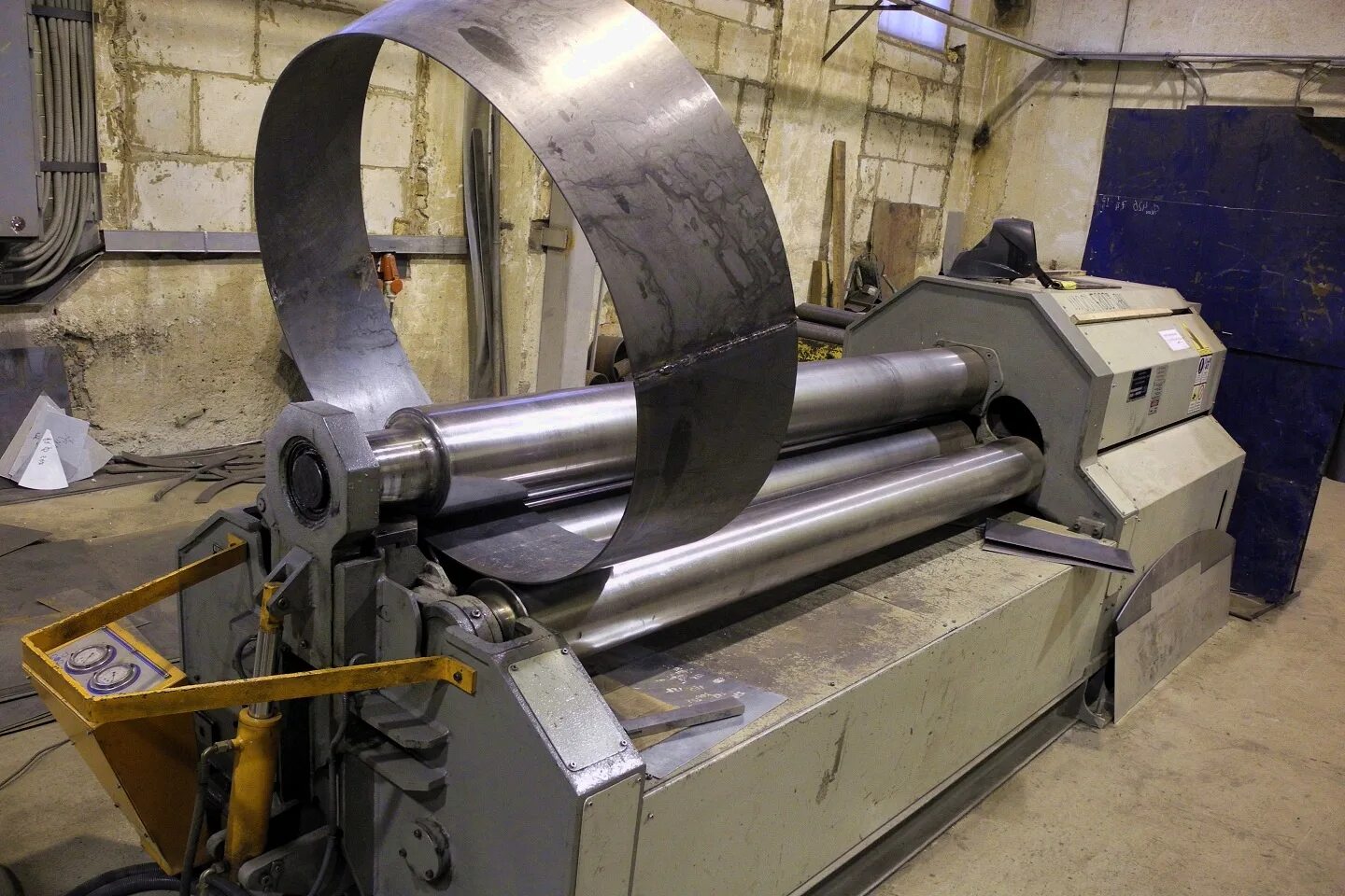 Вальцовка обечаек технология. Вальцовка обечайки листового металла. Вальцовка обечайки листового металла. Вальцовка листа металла. Загиб швеллера по радиусу.