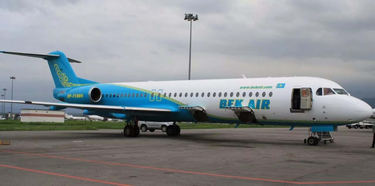 Усть каменогорск астана самолет. Fokker 100 bek Air. Казах Эйр самолеты. Авиакомпании Казахстана. Qazaq самолет Казахстан.