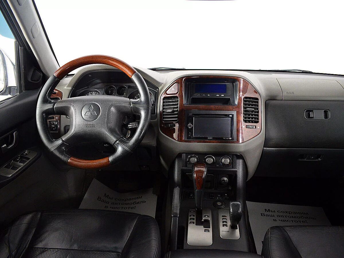 Mitsubishi pajero салон. Паджеро 3 салон. Mitsubishi Pajero III, 2000 салон. Митсубиси Паджеро 4 салон. Mitsubishi Pajero 2000 салон.