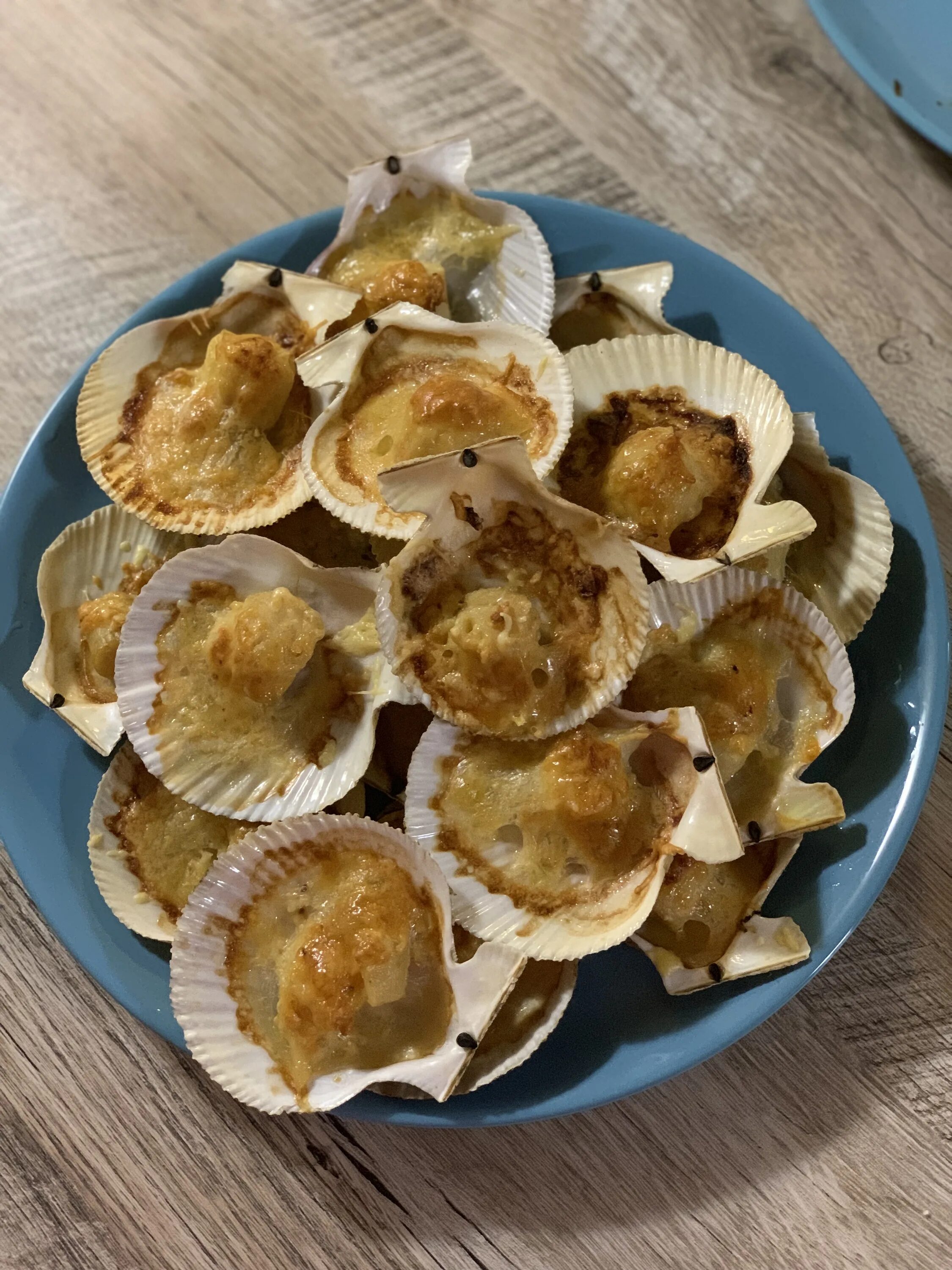 Морские гребешки в духовке. Гребешок по шанхайски. Моллюск Королевский гребешок. Гребешки Санджак. Ракушка гребешок.