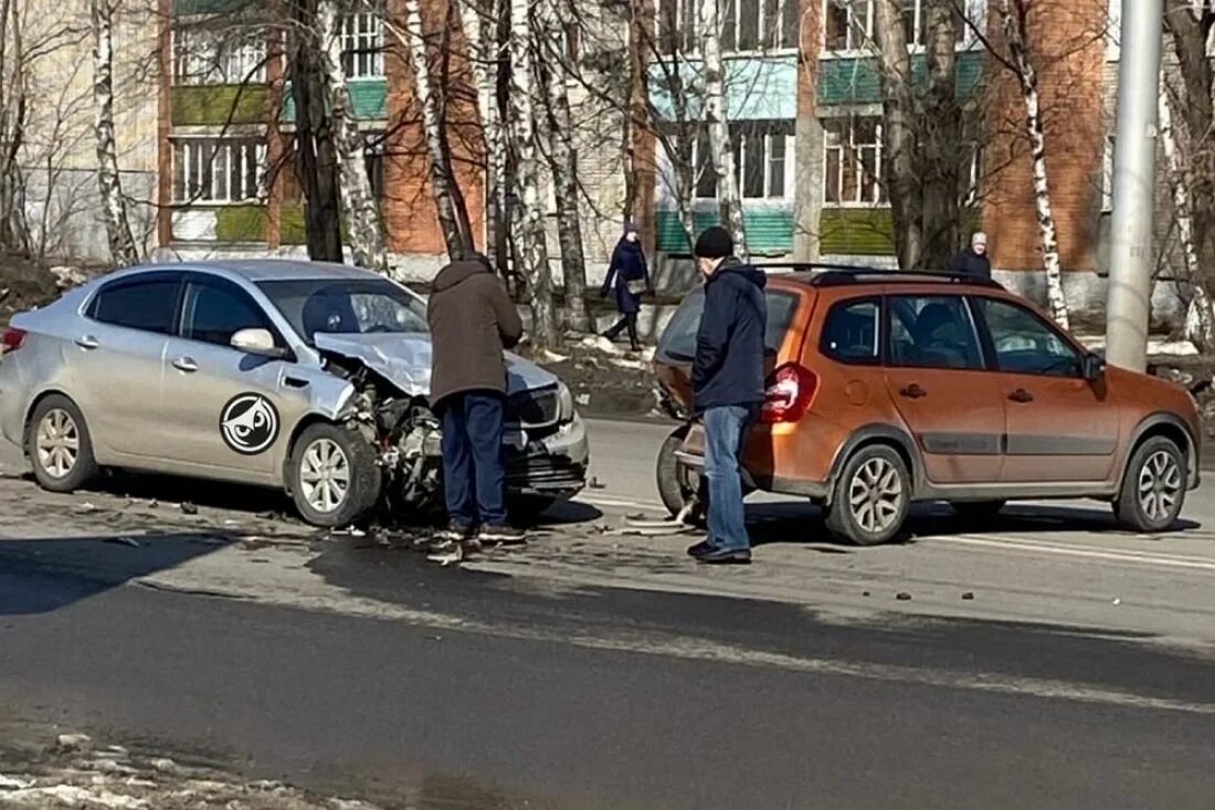 Разбитая машина на улице. Дорожно-транспортное происшествие. Авария на улице Луначарского.