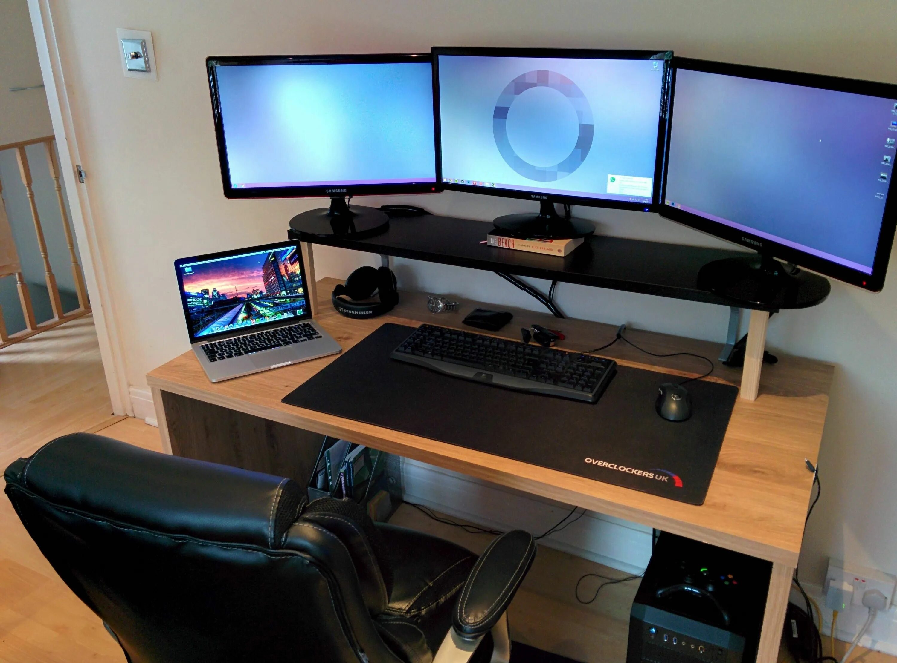 Про гейминг студио. Монитор на столе. Мкк сетап. Студия ютубера. Белый игровой сетап.