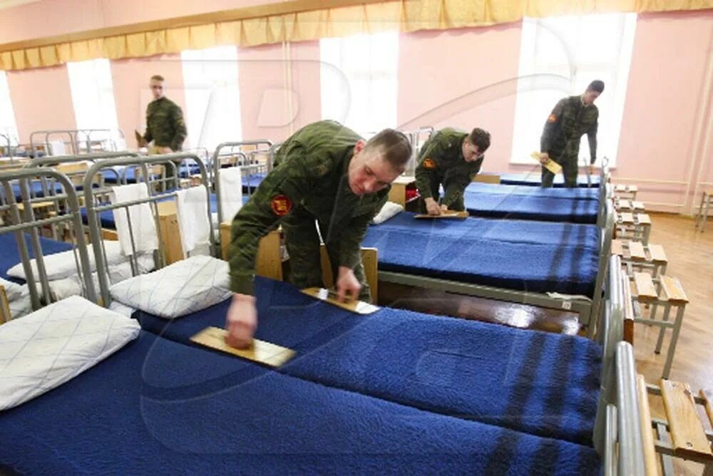 казарма сидеть. кровати в армии. военная казарма. кровати солдат в казармах. солдаты в казарме.