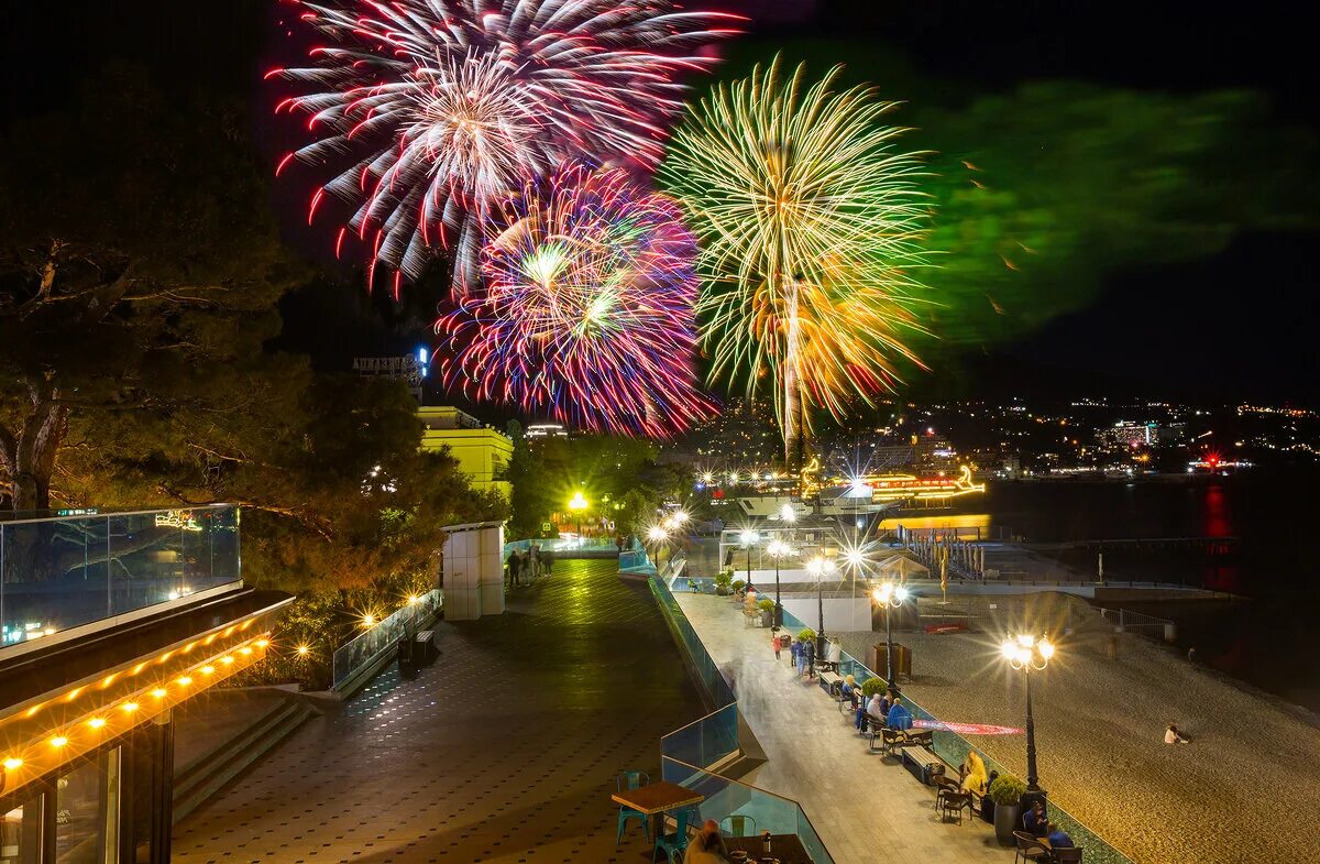 крым ялта россия. салют в ялте. ялта 2022. набережная ялты 2022. день ялты.