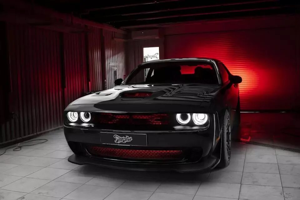 Фары черной машины. Dodge Challenger Hellcat. Додж Hellcat Challenger. Dodge Challenger Hellcat черный. Dodge Challenger Хелкат.