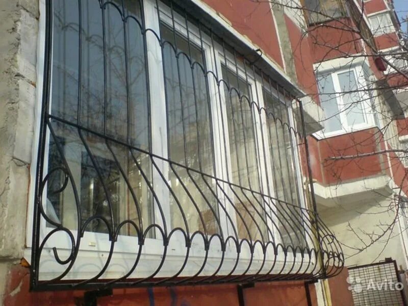 Замена решетки на стекло на балконе. Вентиляционная решетка на балконе сбоку размер. Балконная решетка. Замена решетки на стекло на балконе. Сварные решетки на балкон.