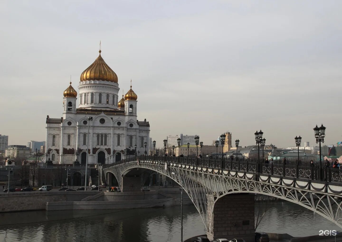 Храм христа спасителя где находится в москве. Храм христа спасителя. патриарший мост в москве. мост у храма христа спасителя в москве. патриарший мост у храма христа спасителя.