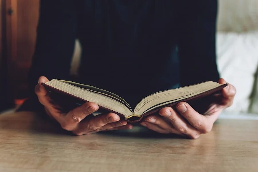 В моих руках книга. Открытая книга в руках. человек с книгой в руках. книга в руках. книжка в руках.