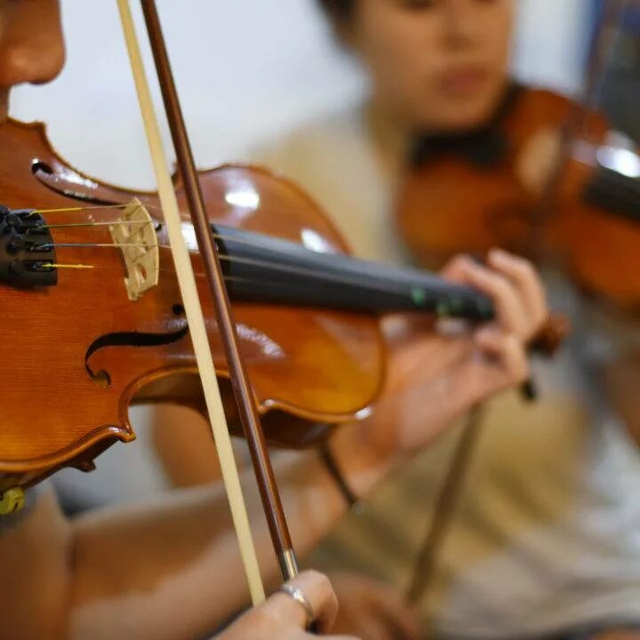 He plays the violin better. Обучение на скрипке. Увлекается скрипкой. Скрипка видео. Violin Lessons.