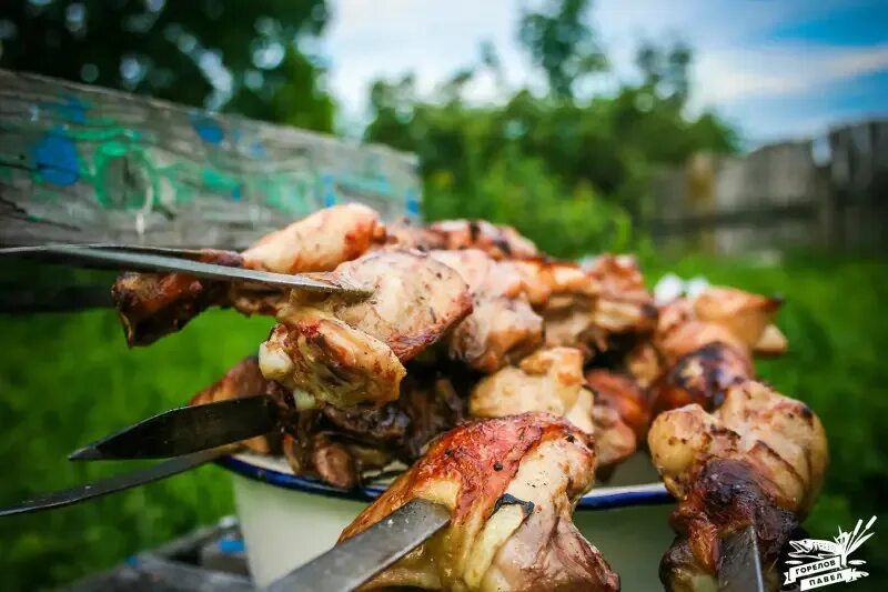 Куриный шашлык на природе. Шашлыки на природе курица. Шашлык в деревне. Куриный шашлык на костре.