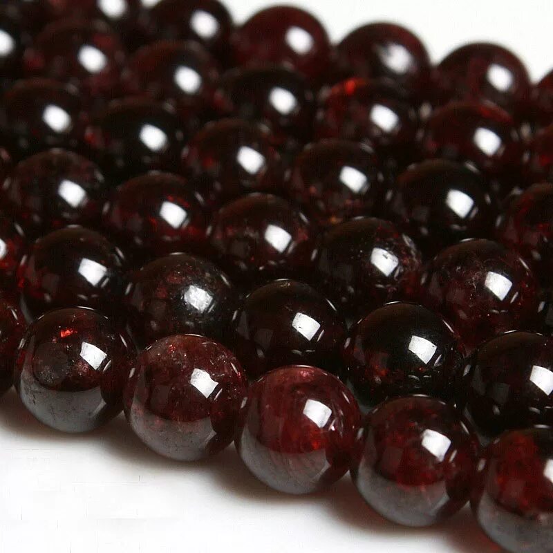 гранат камень. гранат альмандин. драгоценные камни гранат альмандин. шеллак бордовый. гранат темного цвета.