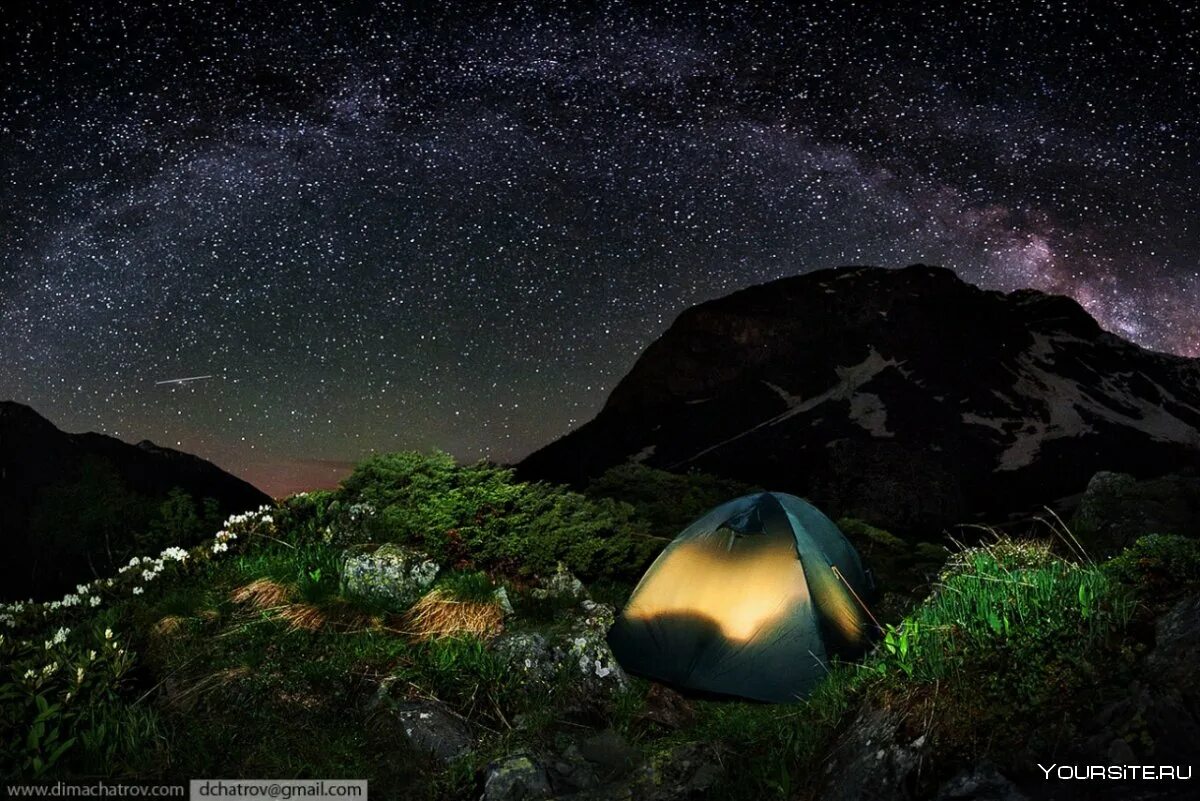 Туры звездное небо. Горы ночью. Горы и звезды. Звездное небо и палатка. Звездная ночь в горах.