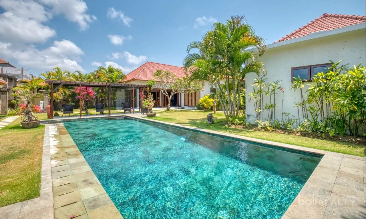 Бали недвижимость купить цена. Лизхолд Бали. Санур Бали жилой район. Бали недвижимость у океана. Рынок недвижимости Бали.