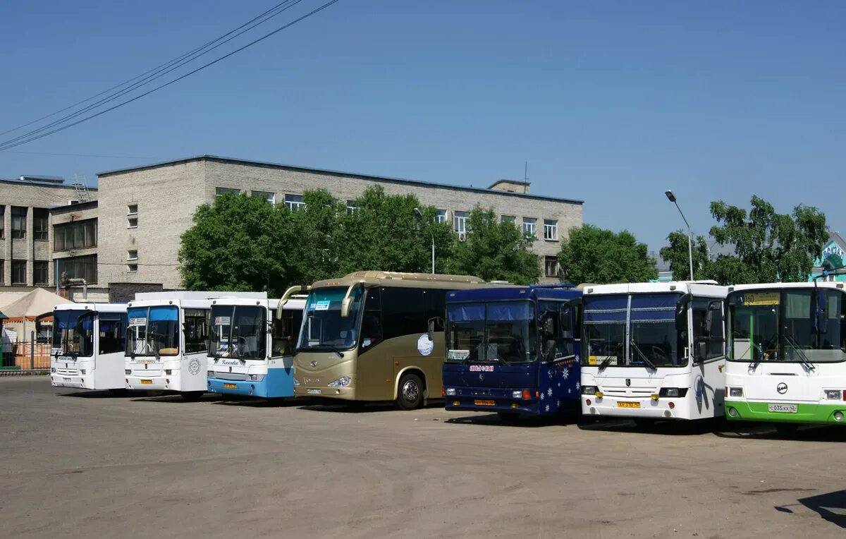 Кемеровский автовокзал телефон. Автобусный вокзал Кемерово. Автовокзалы Кузбасса. Вокзал Кемерово автостанция. Вокзал автобусы Кемерово.