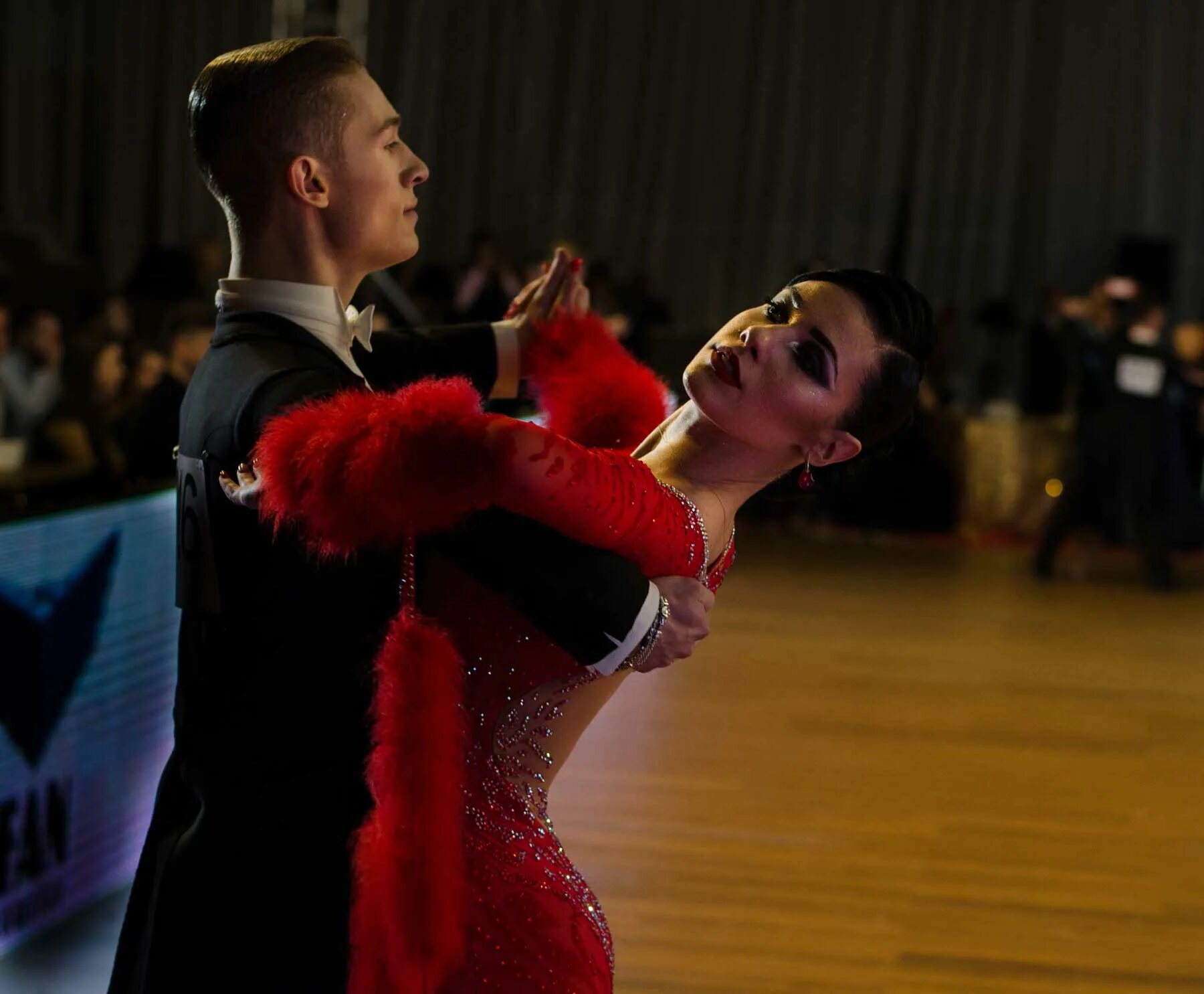 Ballroom перевод