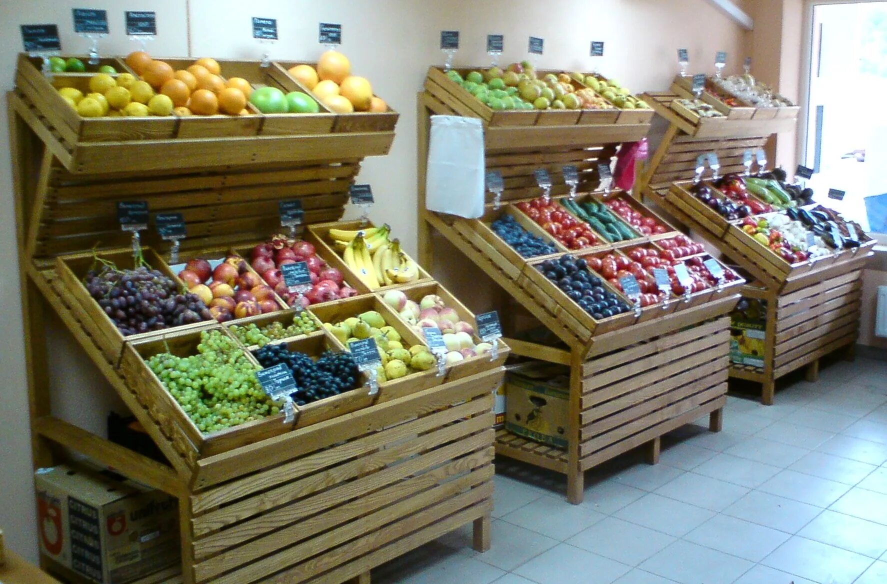 Фотосет в магазине. Сделать фотографии магазин. Азбука вкуса торговый зал интерьер. Стеллажи для овощей и фруктов. Девушка в продуктовом магазине.
