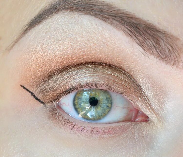 Раскрытые веки. Макияж глаз на нависшее веко. Глаз обычный. Открытое веко фото. Тонкие стрелки.