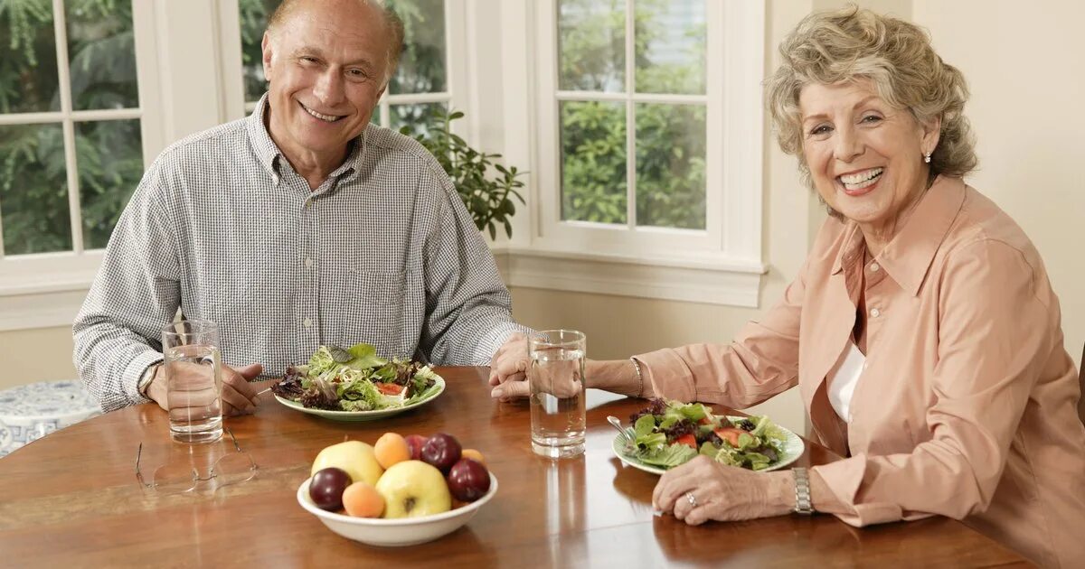 Питание после 70. Питание пожилых. Здоровое питание для пожилых людей. Питание людей пожилого возраста. Правильное питание в пожилом возрасте.
