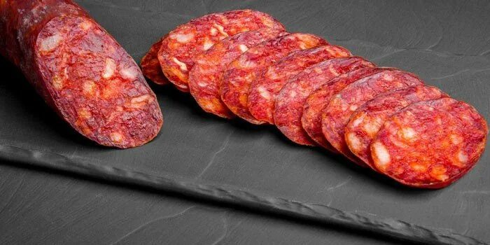 Колбаски чоризо из какого мяса. Испанская колбаса чоризо. колбаса чоризо испания. салями чоризо. острая чоризо.