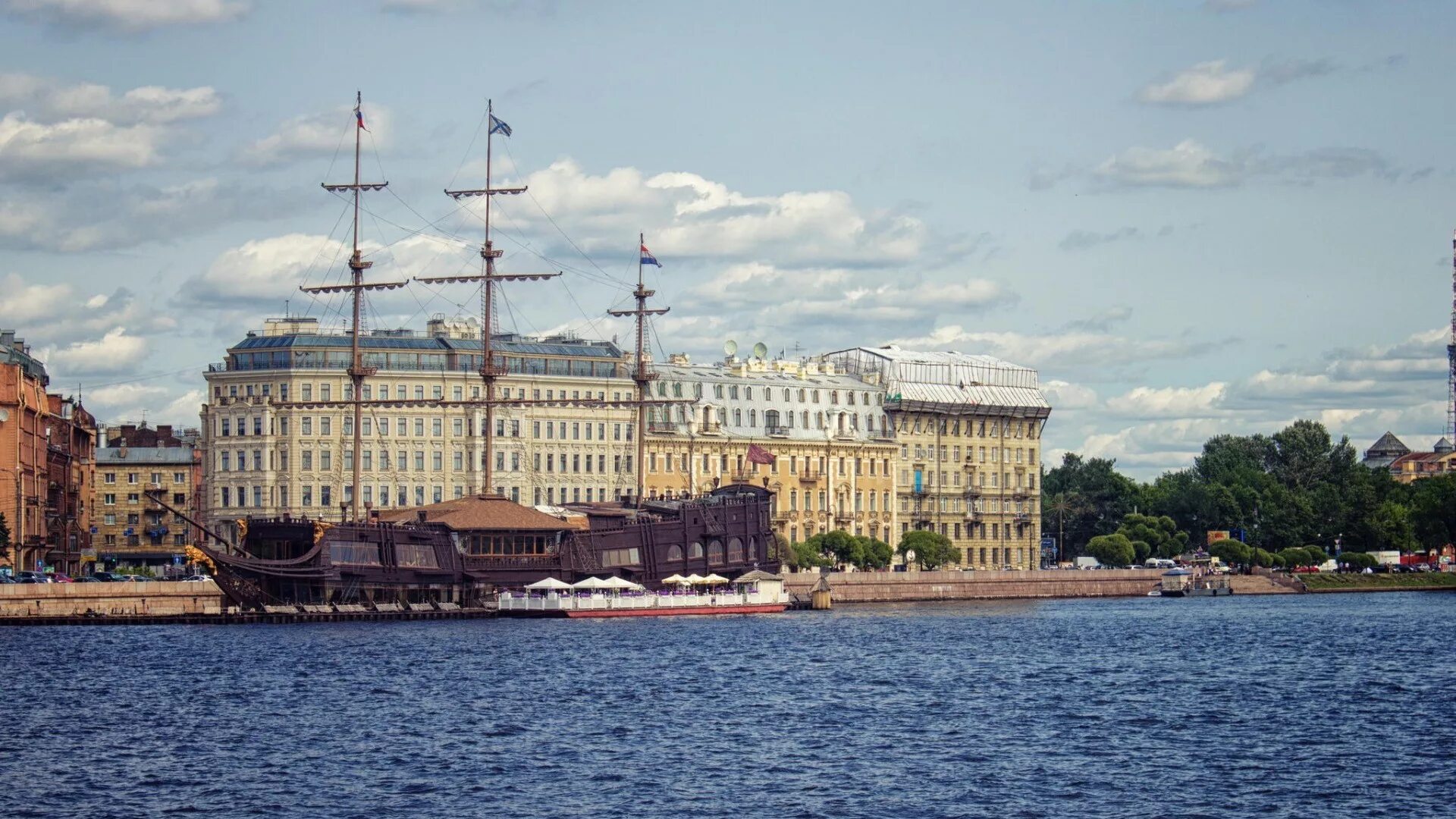 Дом корабль Питер Васильевский остров. Адмиралтейский штиль Санкт-Петербург. Речная прогулка Санкт-Петербург. Вода васильевский остров