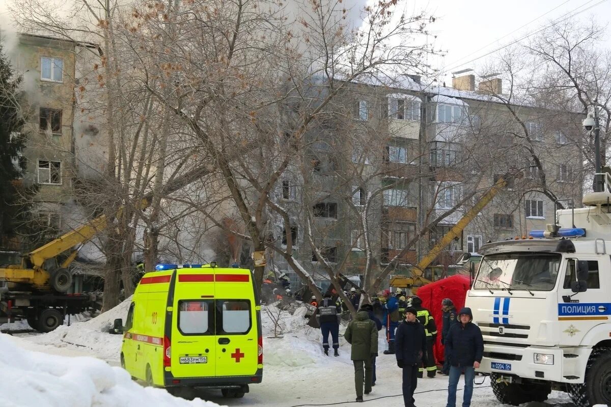 Дом взорвался. Шестиэтажный дом. Разрушенные дома. Новосибирск бомбят. Разрушенное здание.